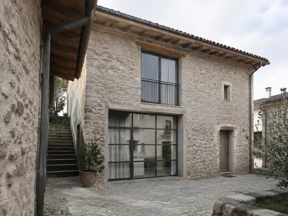 Edificio tradizionale in pietra rinnovato con sensibilità contemporanea